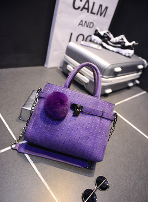 秋冬新風尚 韓版兔毛球復古鏈條包選購指南